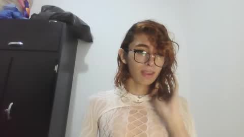 Snapshot of trixy_roses chatting on December 2024 09:50:01 PM Trixy Rose online show from December 2024 09:50:01 PM