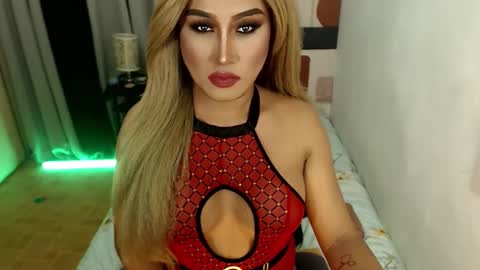 Snapshot of tshugescock chatting on January 2025 10:06:01 PM SEDUCTIVEmistresCUMS online show from January 2025 10:06:01 PM