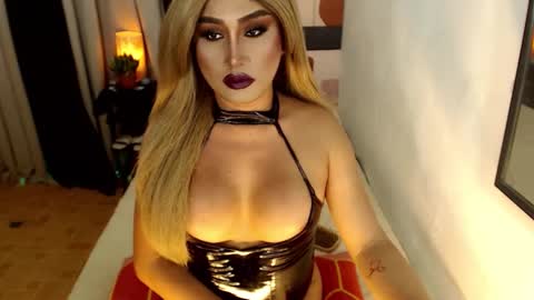 Snapshot of tshugescock chatting on January 2025 12:05:02 PM SEDUCTIVEmistresCUMS online show from January 2025 12:05:02 PM