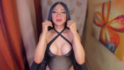 Queen Selena online show from November 2025 06:52:02 PM