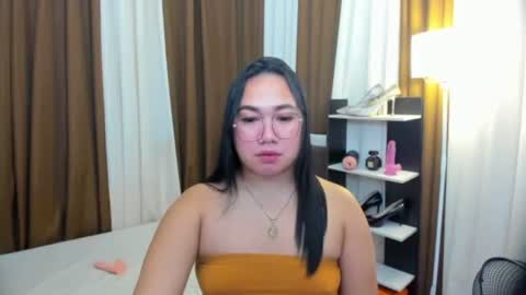 Karen Oquio online show from December 2025 05:52:01 PM