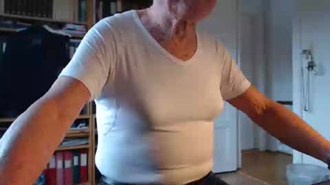 Snapshot of tubaist chatting on February 2025 09:15:01 AM FINN but call me NANNA online show from February 2025 09:15:01 AM