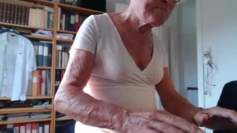 Snapshot of tubaist chatting on September 2025 08:36:02 AM FINN but call me NANNA online show from September 2025 08:36:02 AM