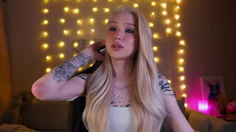 Snapshot of twiinkie_pie chatting on January 2025 04:18:02 PM Maria 3 online show from January 2025 04:18:02 PM