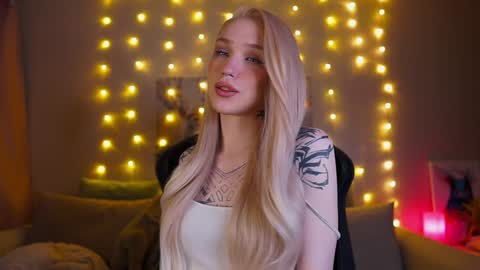 Snapshot of twiinkie_pie chatting on February 2025 05:15:02 PM Maria 3 online show from February 2025 05:15:02 PM