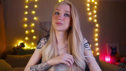 Snapshot of twiinkie_pie chatting on February 2025 04:50:01 PM Maria 3 online show from February 2025 04:50:01 PM