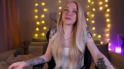 Snapshot of twiinkie_pie chatting on February 2025 06:02:01 AM Maria 3 online show from February 2025 06:02:01 AM