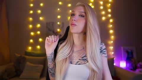 Snapshot of twiinkie_pie chatting on February 2025 08:55:01 PM Maria 3 online show from February 2025 08:55:01 PM