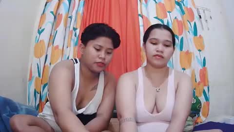 Snapshot of twowetcuties chatting on February 2025 11:55:02 PM Lyn and lea online show from February 2025 11:55:02 PM
