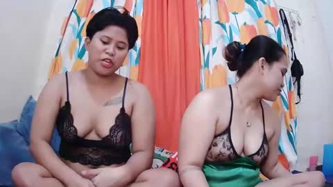 Snapshot of twowetcuties chatting on February 2025 02:40:01 AM Lyn and lea online show from February 2025 02:40:01 AM