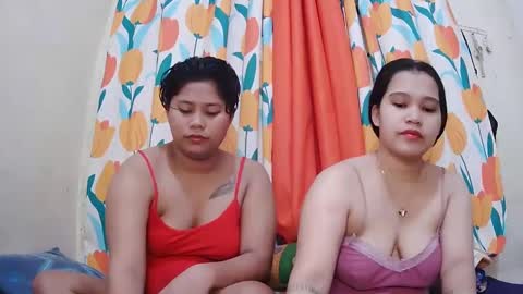 Snapshot of twowetcuties chatting on February 2025 11:44:02 PM Lyn and lea online show from February 2025 11:44:02 PM