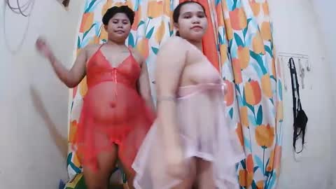 Snapshot of twowetcuties chatting on February 2025 05:53:01 AM Lyn and lea online show from February 2025 05:53:01 AM