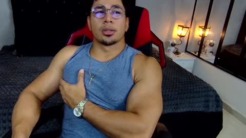 tyler_hank1 online show from December 2024 05:28:02 AM