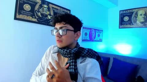 Snapshot of tylerwhiite_ chatting on December 2024 02:43:02 AM online show from December 2024 02:43:02 AM