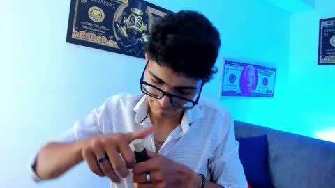 Snapshot of tylerwhiite_ chatting on December 2024 06:37:02 AM online show from December 2024 06:37:02 AM