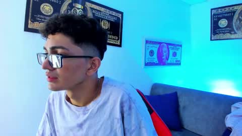 Snapshot of tylerwhiite_ chatting on December 2024 09:42:01 AM online show from December 2024 09:42:01 AM