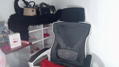 Snapshot of uronlylust_lilit69xx chatting on February 2026 11:03:01 AM Lhea online show from February 2026 11:03:01 AM