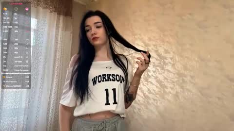 Snapshot of uwun_pinksi chatting on February 2026 03:18:01 AM Lisi online show from February 2026 03:18:01 AM