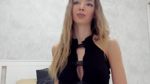 Snapshot of v_deville chatting on October 2025 08:51:02 AM Mia online show from October 2025 08:51:02 AM