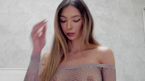 Snapshot of v_deville chatting on October 2025 08:27:05 AM Mia online show from October 2025 08:27:05 AM