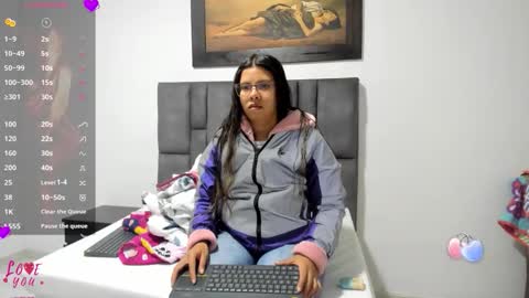 Snapshot of vahiolet_smith chatting on April 2026 03:11:01 AM Vahiolet smith online show from April 2026 03:11:01 AM