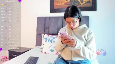 Snapshot of vahiolet_smith chatting on May 2026 03:24:02 AM Vahiolet smith online show from May 2026 03:24:02 AM