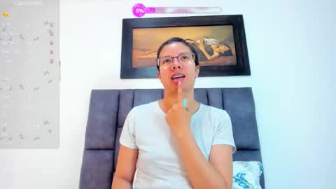 Snapshot of vahiolet_smith chatting on May 2026 03:15:02 AM Vahiolet smith online show from May 2026 03:15:02 AM