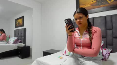 Snapshot of vahiolet_smith chatting on June 2026 03:08:02 AM Vahiolet smith online show from June 2026 03:08:02 AM