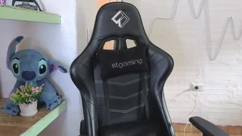 Snapshot of val_mendoza chatting on February 2026 07:58:01 PM Val online show from February 2026 07:58:01 PM