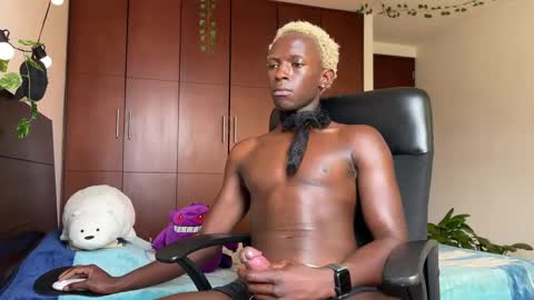 Snapshot of valent1nn chatting on February 2025 05:07:01 PM Valentin independent Cam Boy online show from February 2025 05:07:01 PM