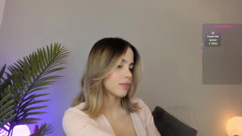 Snapshot of valentina_m17 chatting on September 2025 01:05:02 AM VALENTINA online show from September 2025 01:05:02 AM