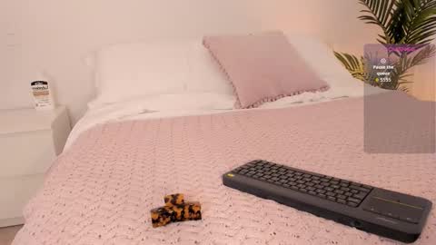 Snapshot of valentina_m17 chatting on December 2025 11:00:02 PM VALENTINA online show from December 2025 11:00:02 PM