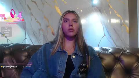 Snapshot of valentina_red18 chatting on September 2025 03:22:02 PM Valentina online show from September 2025 03:22:02 PM