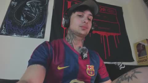 david guzman i model independenthelp me with a thumbs up online show from September 2025 01:27:02 AM