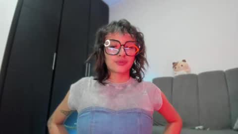 Snapshot of vandalovee chatting on May 2026 01:57:16 AM Babi Alu online show from May 2026 01:57:16 AM