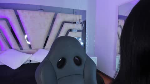 vanessaduval online show from November 2025 04:12:02 AM