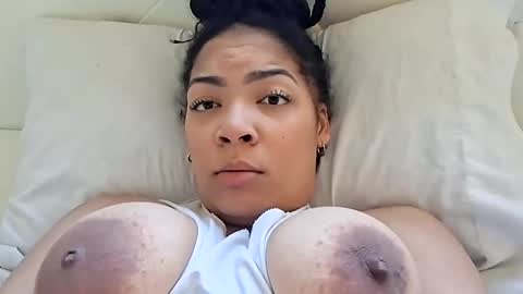 Snapshot of vanessareign chatting on October 2025 06:43:01 PM vanessareign online show from October 2025 06:43:01 PM