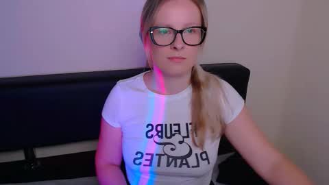 Mia online show from September 2025 07:22:02 AM