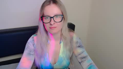 Mia online show from October 2025 07:05:02 AM