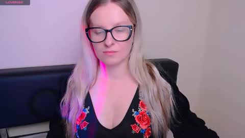 Mia online show from October 2025 06:44:02 AM