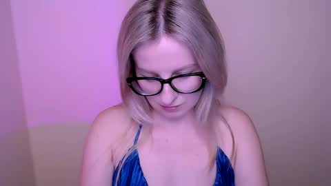 Snapshot of vanillaex_ chatting on May 2026 04:48:02 PM Mia online show from May 2026 04:48:02 PM