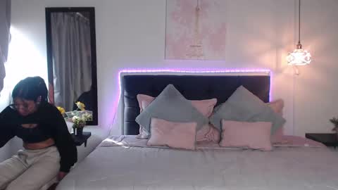 Snapshot of vannesweet_ chatting on December 2024 09:06:02 PM vane online show from December 2024 09:06:02 PM