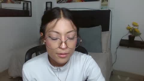 Snapshot of vannesweet_ chatting on November 2025 08:18:02 PM vane online show from November 2025 08:18:02 PM