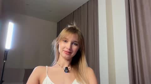 Snapshot of variety_moments chatting on November 2025 04:05:01 PM Heeeeey Im Hanna the art of tease online show from November 2025 04:05:01 PM