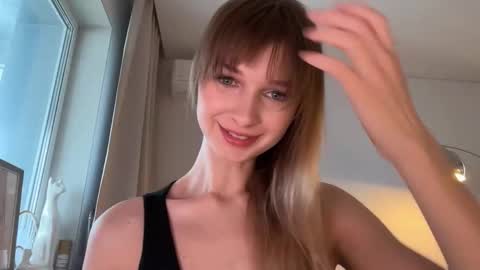 Snapshot of variety_moments chatting on December 2025 05:27:02 AM Heeeeey Im Hanna the art of tease online show from December 2025 05:27:02 AM