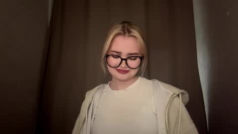 Monika online show from December 2025 01:17:02 PM