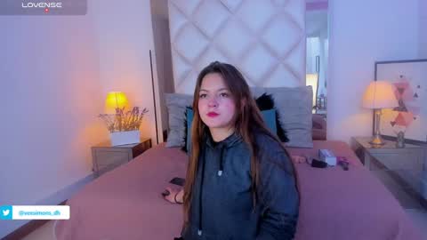 Vee Simons online show from January 2025 07:44:02 PM