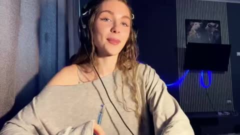 Snapshot of veluxe chatting on March 2026 12:22:01 PM Nia online show from March 2026 12:22:01 PM