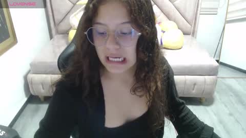 Snapshot of velvet_moon_v chatting on January 2026 01:35:01 PM velvet_moon_v online show from January 2026 01:35:01 PM