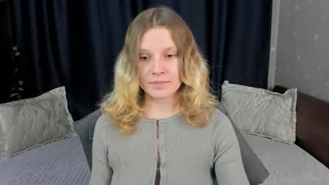 velvet_peach_ online show from January 2026 12:09:02 PM